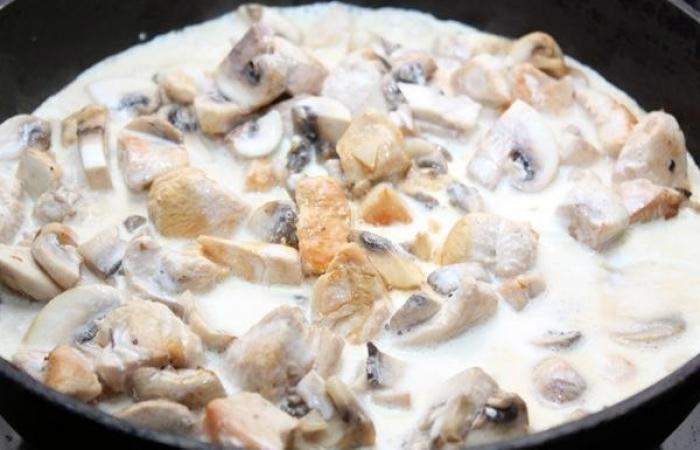 Рецепт Курица с грибами в сливочном соусе шаг-6