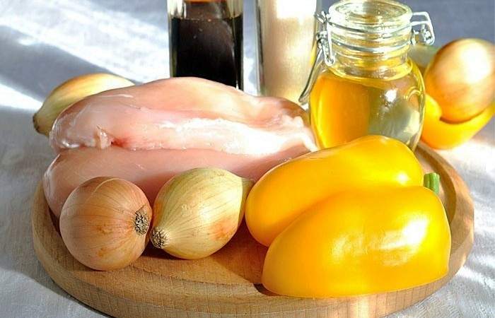 Рецепт Курица с карамельным луком шаг-1