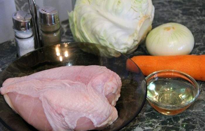 Рецепт Курица с тушеной капустой шаг-1