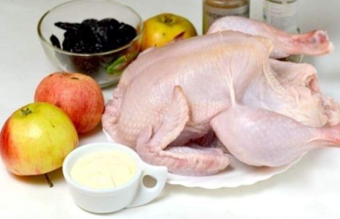 Рецепт Курица в рукаве, фаршированная черносливом и яблоками шаг-1