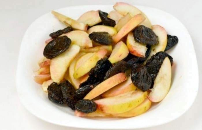 Рецепт Курица в рукаве, фаршированная черносливом и яблоками  шаг-4
