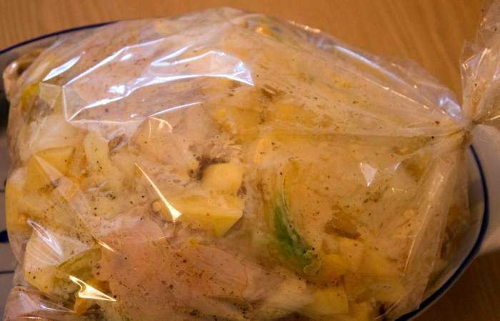 Рецепт Куриные бедра с картофелем в рукаве шаг-10