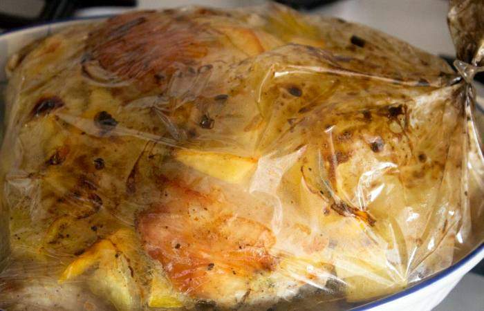 Рецепт Куриные бедра с картофелем в рукаве шаг-12