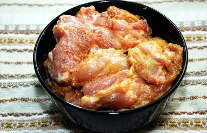 Рецепт Куриные бедрышки с ананасами и сыром  шаг-2