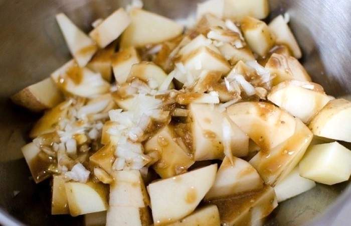 Рецепт Куриные бедрышки с картофелем, запеченные в фольге  шаг-4