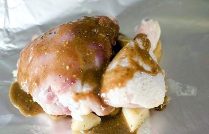 Рецепт Куриные бедрышки с картофелем, запеченные в фольге шаг-5