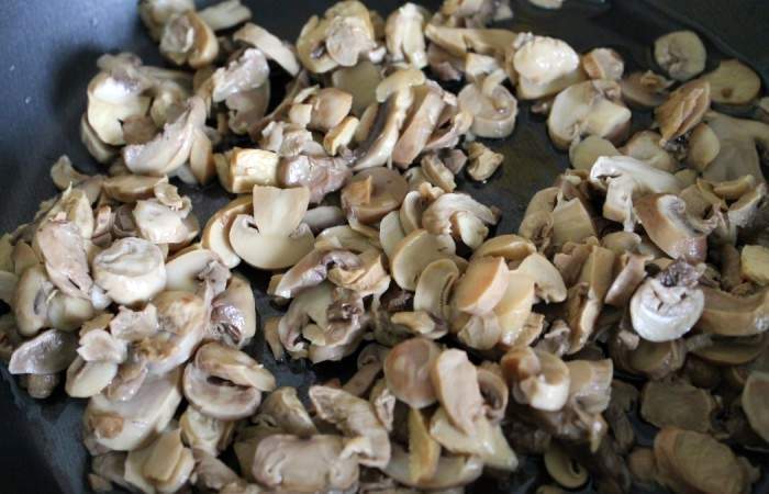 Рецепт Куриные котлеты с грибами шаг-1