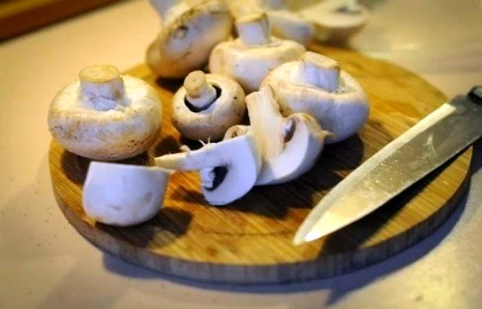 Рецепт Куриные ножки с грибами в сметанном соусе шаг-3