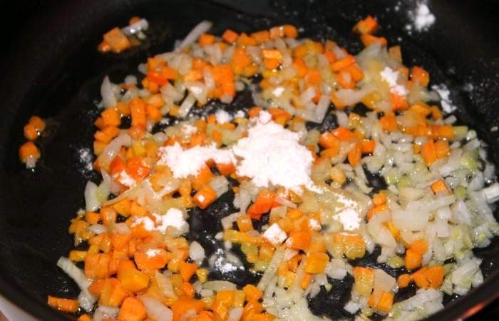 Рецепт Куриные отбивные с картофельной начинкой и овощным соусом шаг-9