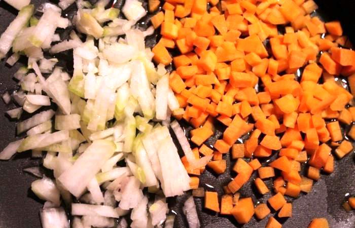 Рецепт Куриные отбивные с картофельной начинкой и овощным соусом шаг-8