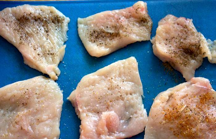 Рецепт Куриные отбивные с сыром шаг-1