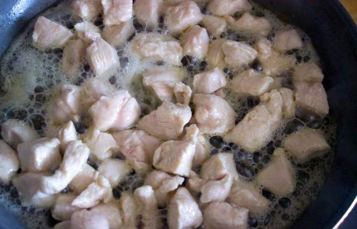 Рецепт Куриное филе в сметанном соусе  шаг-4