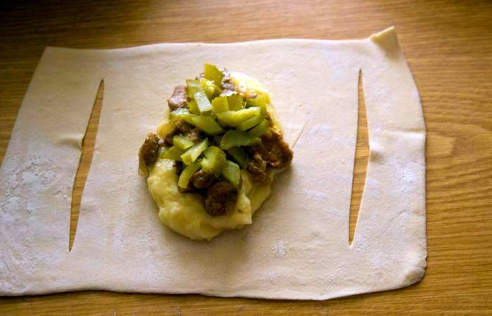 Рецепт Лодочки из слоеного теста с картофелем и мясом шаг-10