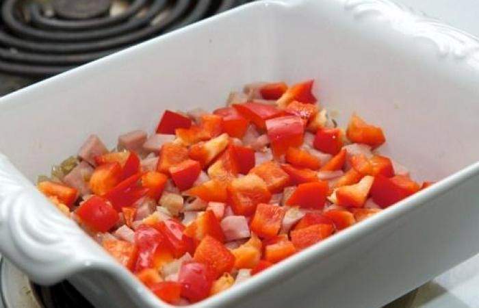 Рецепт Омлет с беконом и овощами в духовке шаг-5