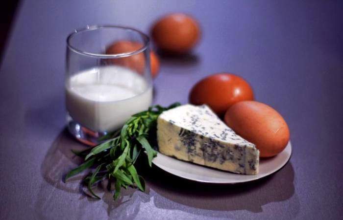 Рецепт Омлет с голубым сыром шаг-1