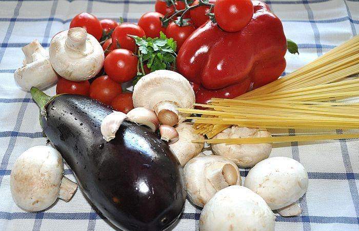 Рецепт Паста с баклажанами и помидорами шаг-1