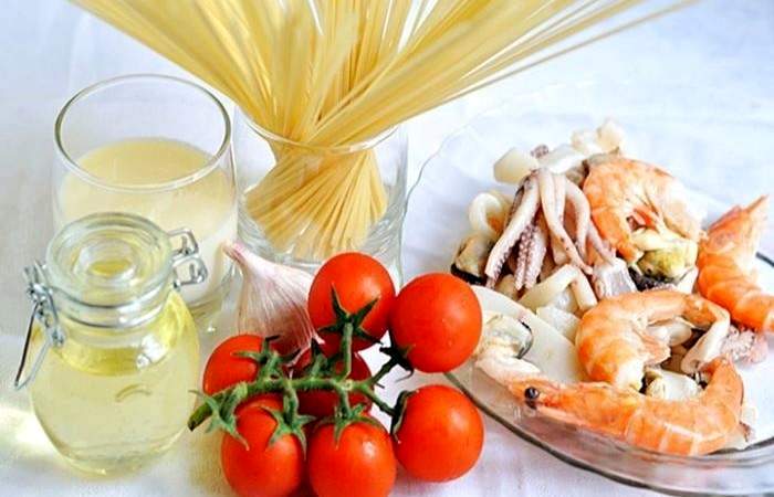 Рецепт Паста с морепродуктами под томатным соусом шаг-1