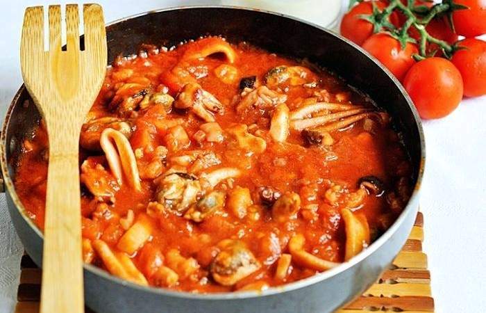 Рецепт Паста с морепродуктами под томатным соусом шаг-3