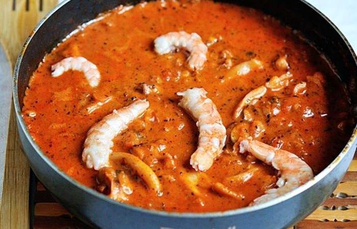 Рецепт Паста с морепродуктами под томатным соусом  шаг-4
