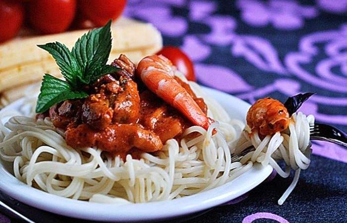 Рецепт Паста с морепродуктами под томатным соусом шаг-5