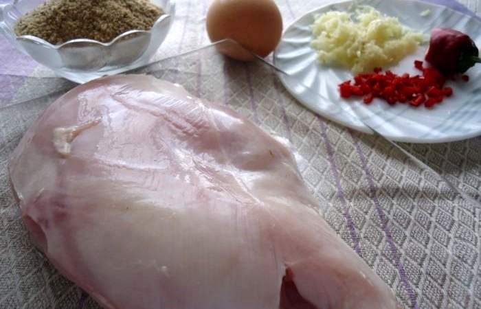 Рецепт Пикантная курица в панировочных сухарях шаг-1