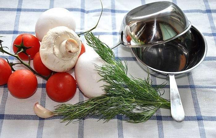 Рецепт Порционная яичница в духовке с помидорами и грибами шаг-1
