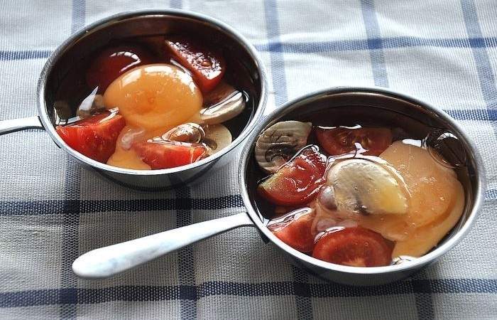 Рецепт Порционная яичница в духовке с помидорами и грибами  шаг-2