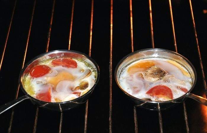Рецепт Порционная яичница в духовке с помидорами и грибами шаг-3