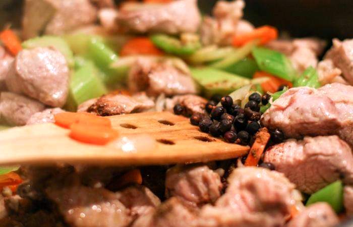 Рецепт Рагу со свининой, овощами и лапшой шаг-5