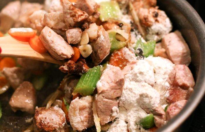 Рецепт Рагу со свининой, овощами и лапшой шаг-6