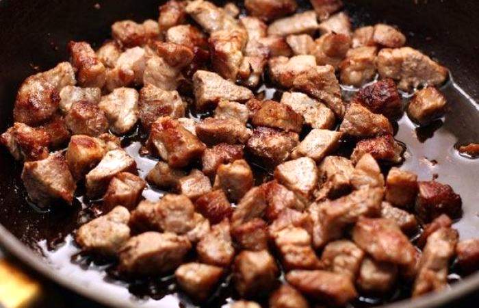 Рецепт Рис со свининой, овощами и омлетом шаг-3
