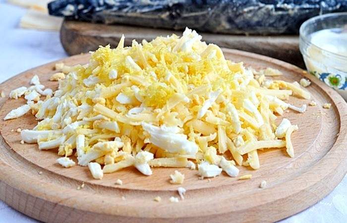 Рецепт Скумбрия, фаршированная сыром и яйцом  шаг-2