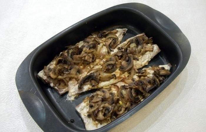 Рецепт Скумбрия, запеченная с грибами под сыром шаг-10