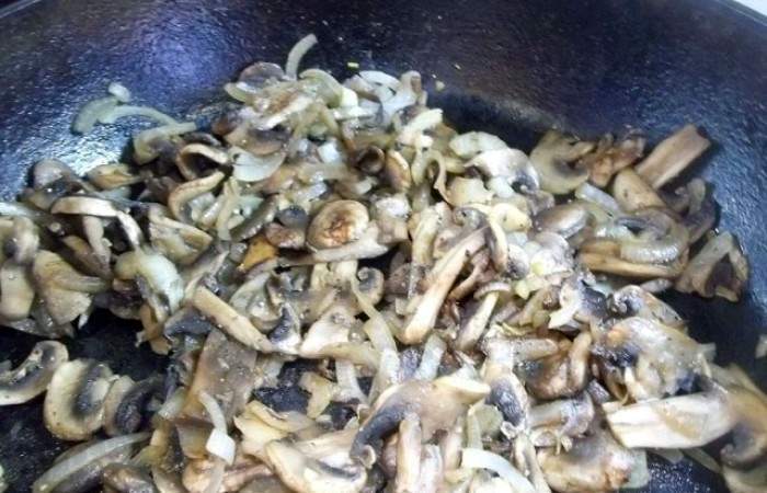 Рецепт Скумбрия, запеченная с грибами под сыром шаг-8