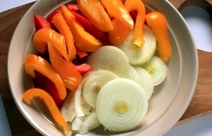 Рецепт Скумбрия, запеченная с овощами в рукаве  шаг-4