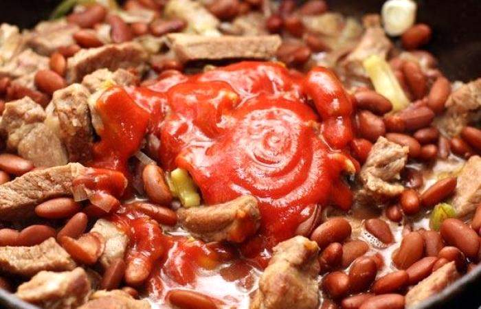 Рецепт Свинина с фасолью и томатной пастой шаг-5