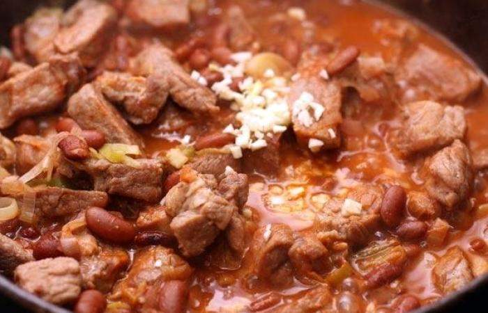 Рецепт Свинина с фасолью и томатной пастой шаг-6
