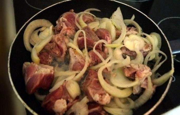 Рецепт Свинина с луком на сковороде  шаг-4