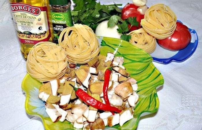 Рецепт Тальятелле с грибами и острым перцем шаг-1