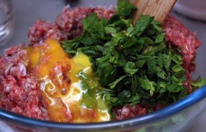Рецепт Тефтели в томатном соусе с мятой шаг-3