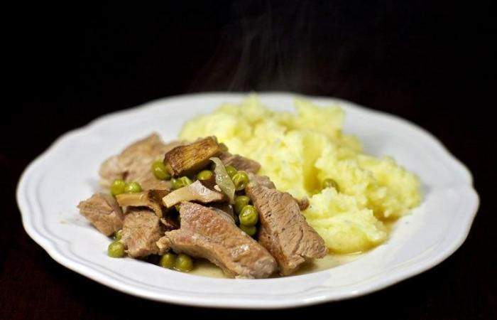 Рецепт Телятина тушеная с лисичками и горохом Готовим Мясо Телятина тушеная с лисичками и горохом