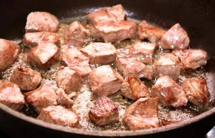 Рецепт Тушеная говядина с картофелем в горшочках шаг-1