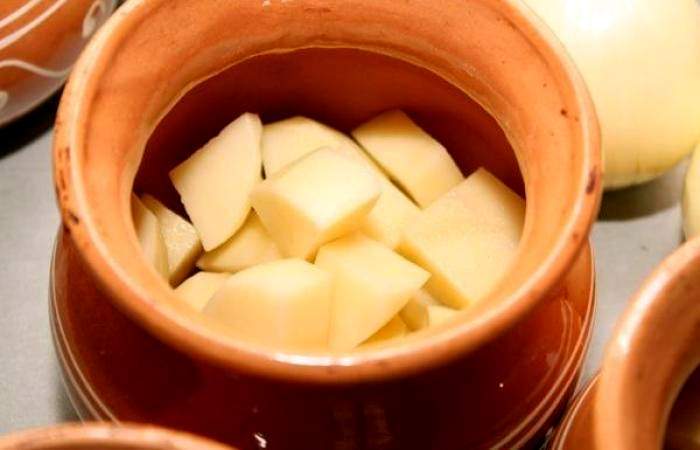 Рецепт Тушеная говядина с картофелем в горшочках  шаг-4