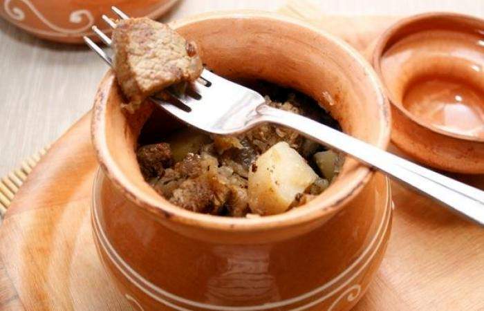 Рецепт Тушеная говядина с картофелем в горшочках шаг-7