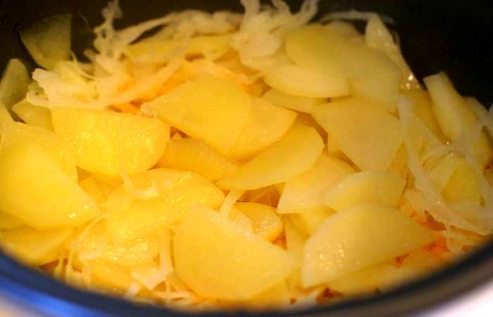 Рецепт Тушеная капуста с картофелем в мультиварке  шаг-2