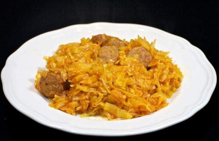 Рецепт Тушеная капуста с сосисками Готовим Мясо Тушеная капуста с сосисками