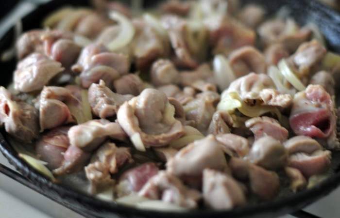 Рецепт Тушеная картошка с куриными желудками  шаг-2