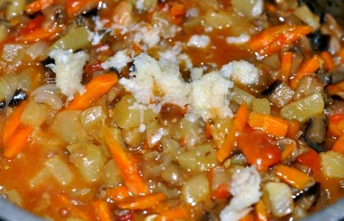 Рецепт Тушеные баклажаны с кабачками шаг-12