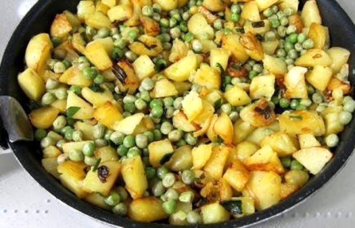 Рецепт Яичница с горошком и картофелем шаг-10