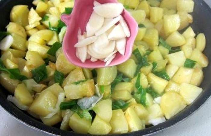 Рецепт Яичница с горошком и картофелем шаг-8